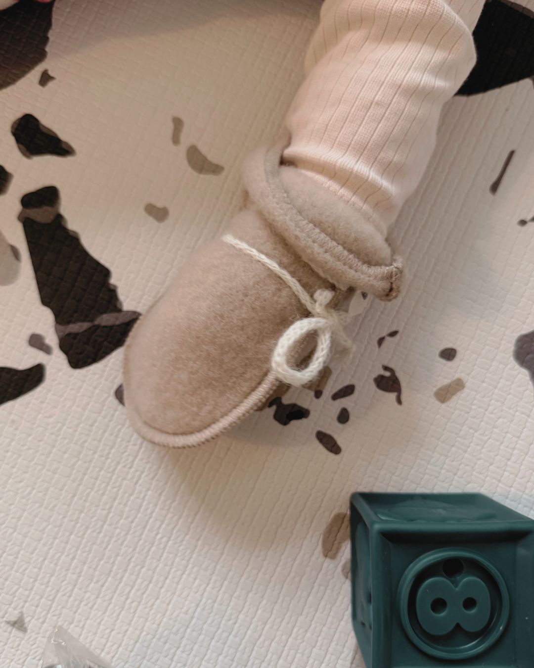 Babyfäustlinge aus Wolle – Beige