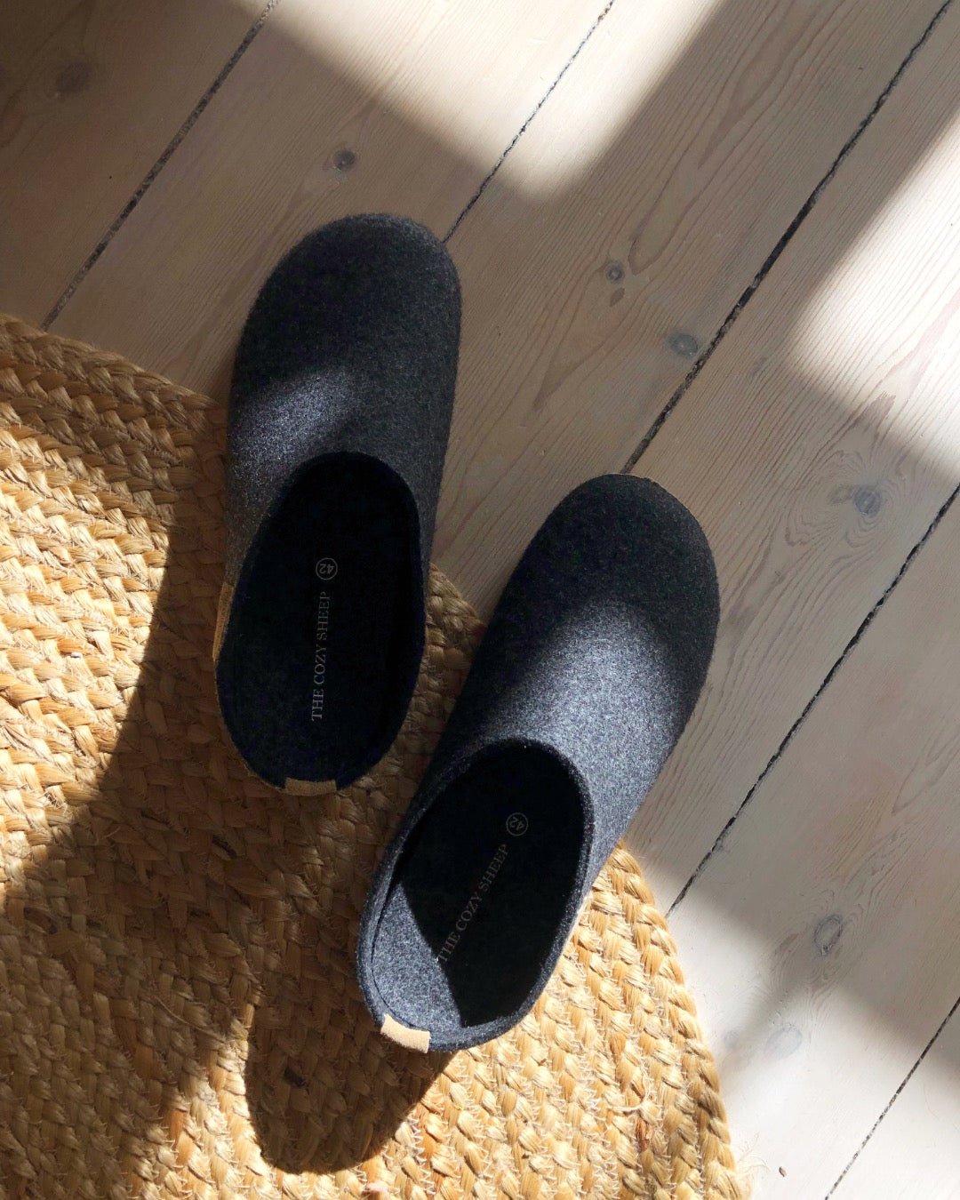 Tøffel med gummisål – Mørkegrå - The Cozy Sheep