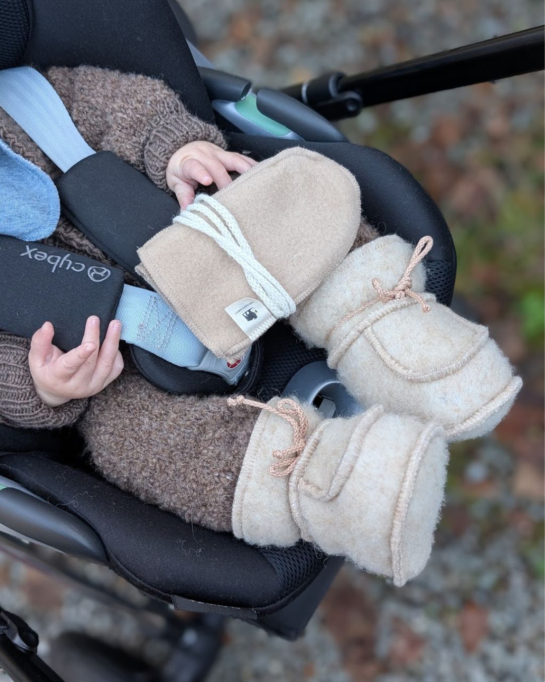 Babyfäustlinge aus Wolle – Beige