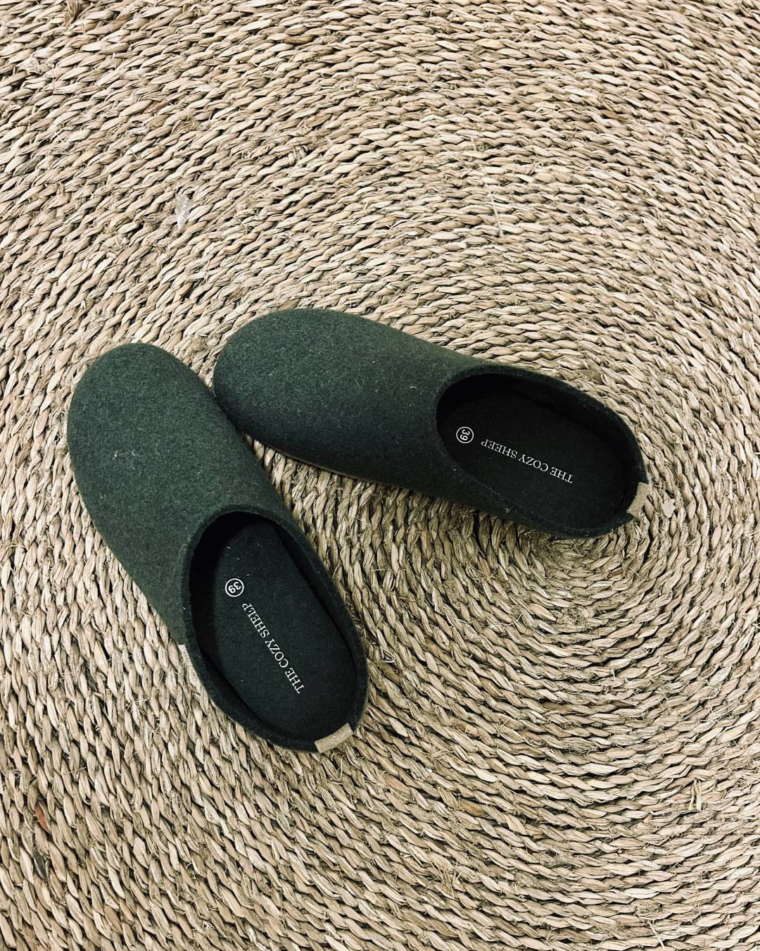 Tøffel med gummisål – Forest Green - The Cozy Sheep