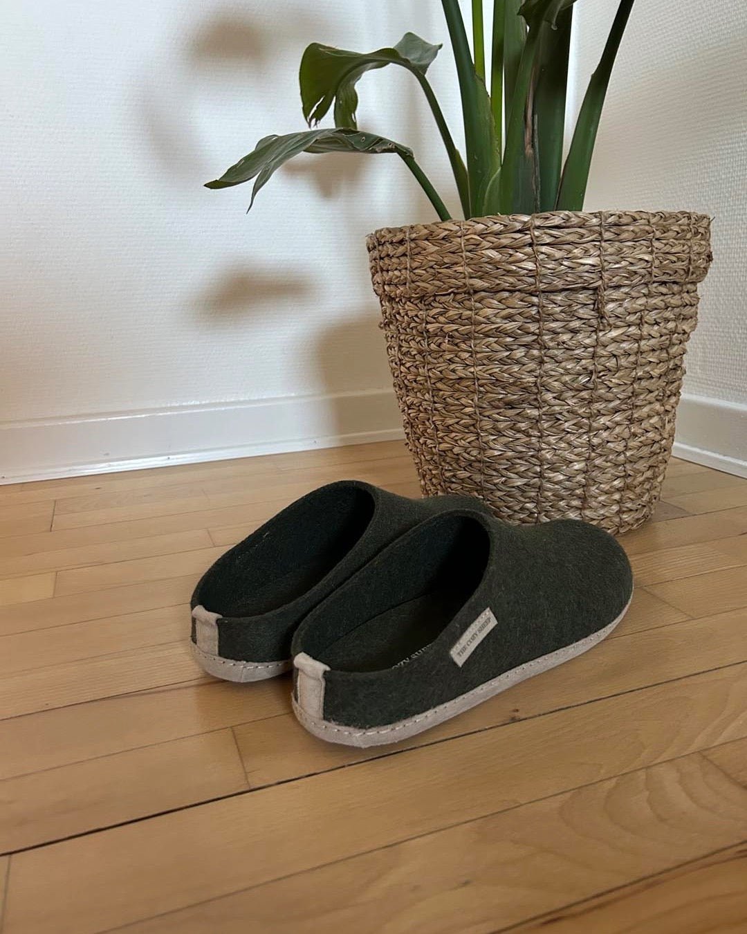 Tøffel med skindsål – Forest Green - The Cozy Sheep
