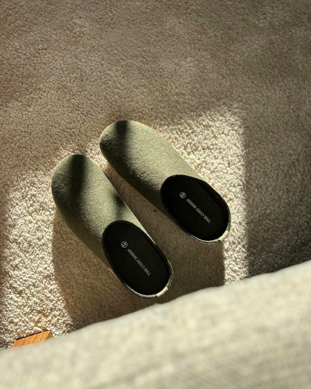 Tøffel med skindsål – Forest Green - The Cozy Sheep